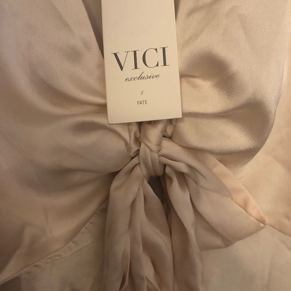 VICI Feathers in the Wind silk bell sleeve feathered top - Picture 5 of 6